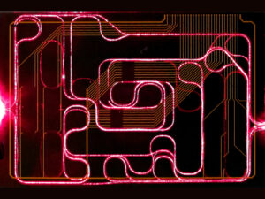 Red light signals in the TriPleX waveguides of a photic integrated circuit