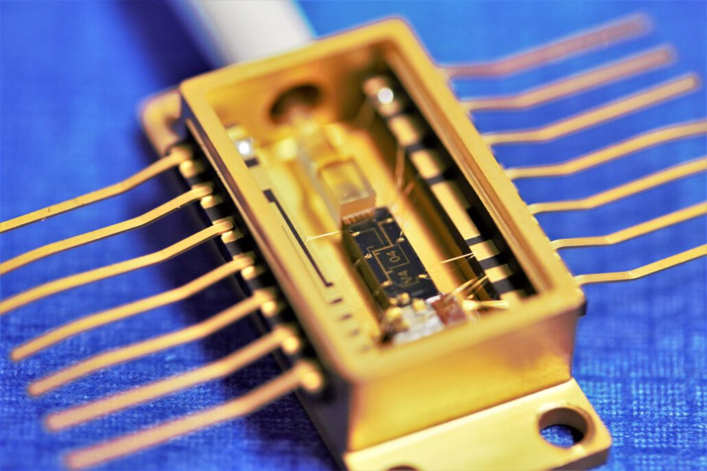LioniX International Tunable Hybrid Laser Package Close-up of our tunable laser in a 14-pin butterfly package.